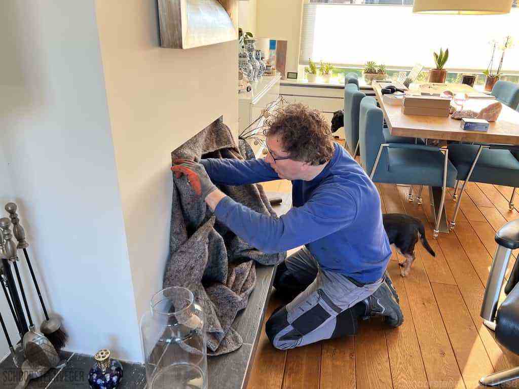 Schouwveger Lisse kleed schoorsteenreiniger Schouwveger Lisse kleed schoorsteenreiniger